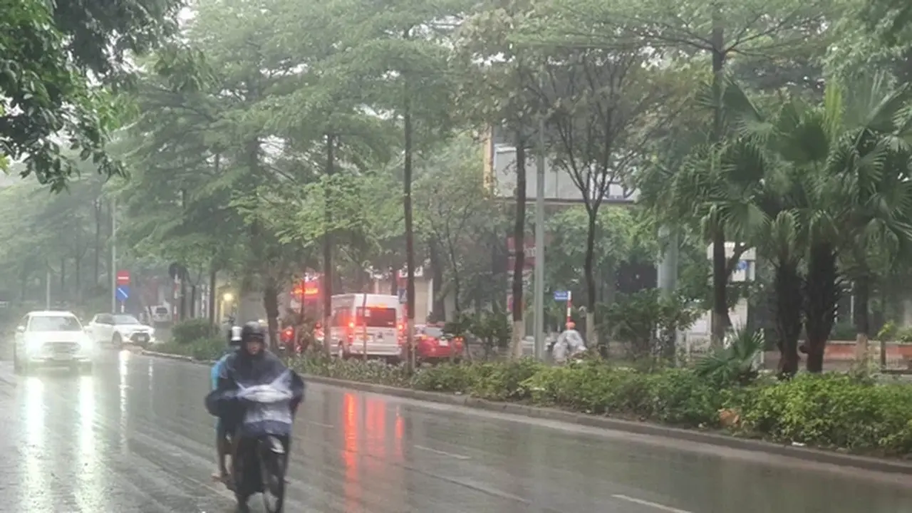 تحذيرات من عواصف رعدية وبرد ورياح قوية تضرب شمال فيتنام صباح اليوم